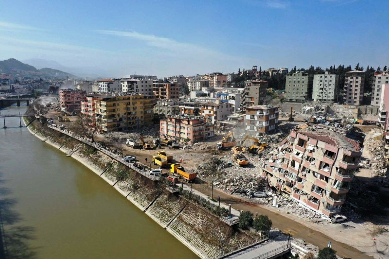 Büyükşehir, Hatay’da 51 binanın yıkımını yaptı